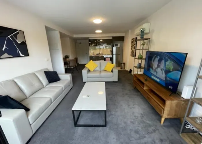 Chic 2-Bed Oasis In South Melbourne\'S Heart