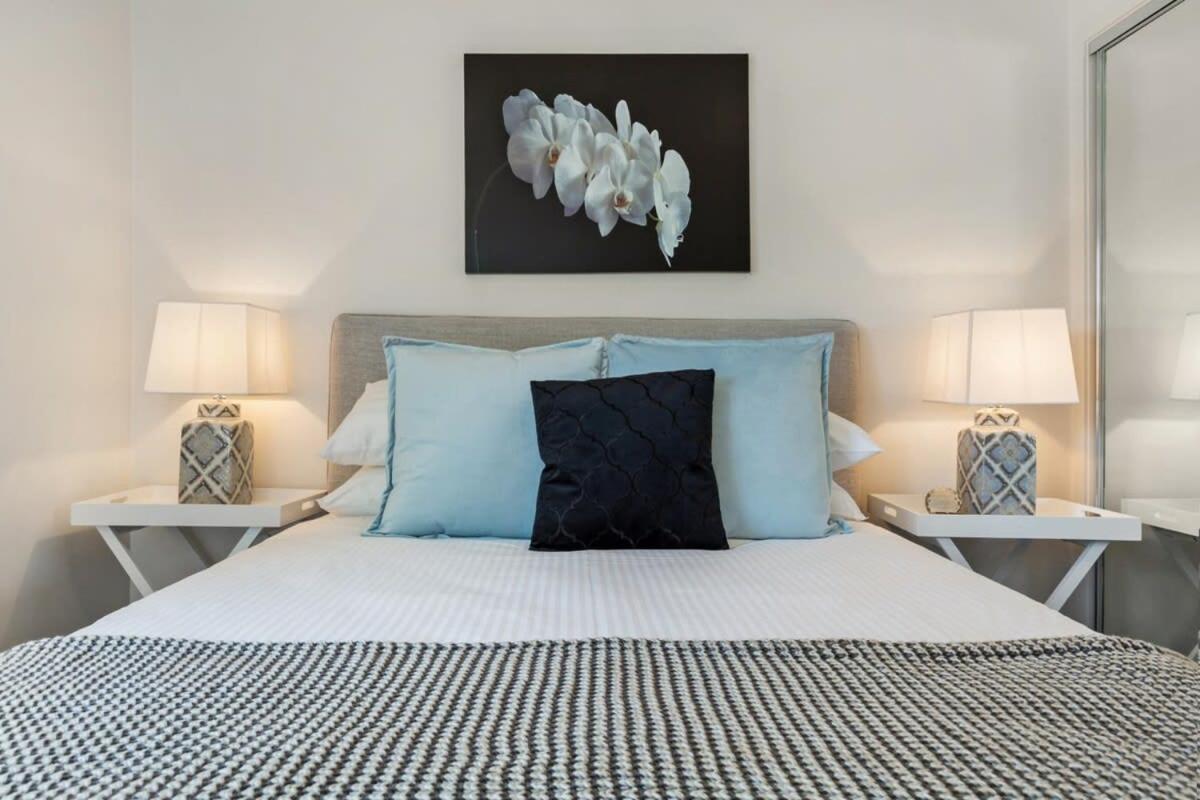 Apartment Chic 2-bed Oasis In South Melbourne's Heart