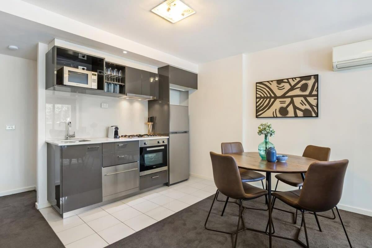 Chic 2-bed Oasis In South Melbourne's Heart